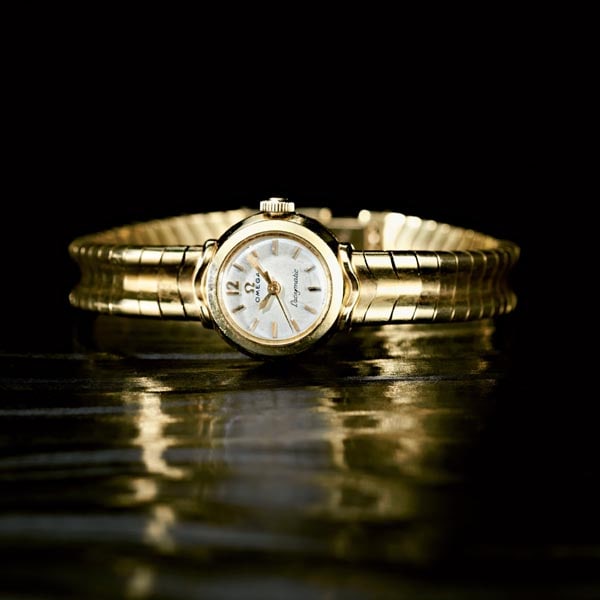 1955年：レディマティック、オメガ初の女性用自動巻き腕時計 | OMEGA JA®
